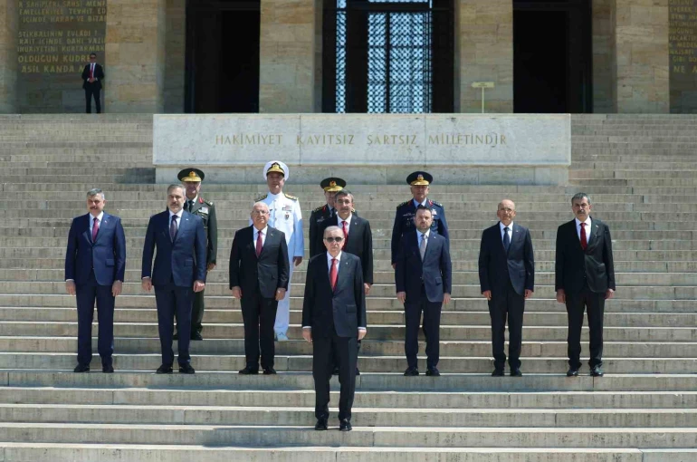 Cumhurbaşkanı Erdoğan başkanlığındaki YAŞ üyeleri Anıtkabir’i ziyaret etti 