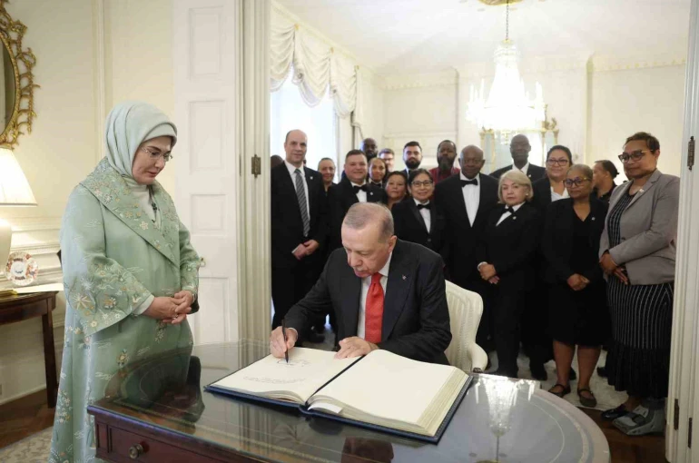 Cumhurbaşkanı Erdoğan, Blair House çalışanlarıyla hatıra fotoğrafı çektirdi 
