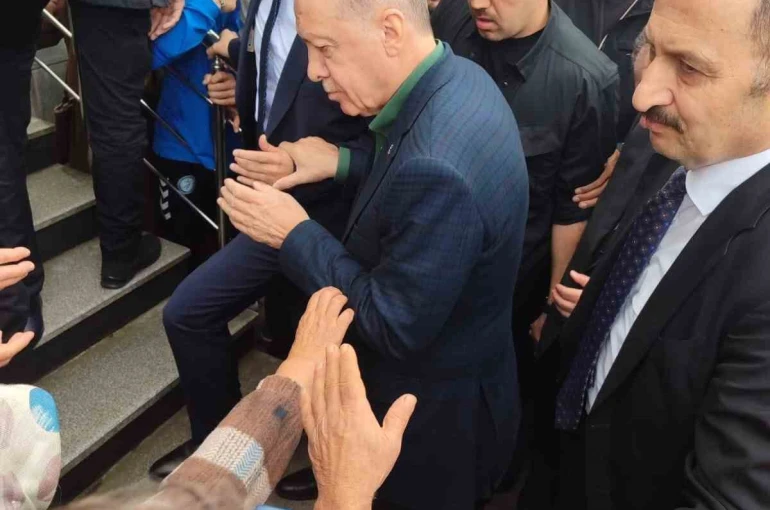 Cumhurbaşkanı Erdoğan cuma namazını Güneysu Merkez Camii’nde kıldı 