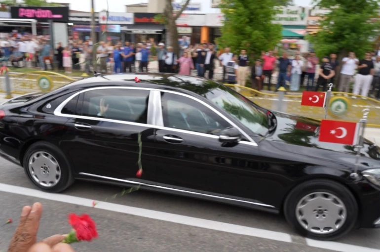 Cumhurbaşkanı Erdoğan Edirne’de karanfillerle karşılandı