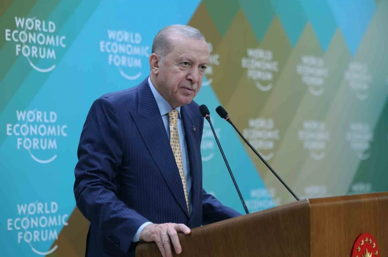 Cumhurbaşkanı Erdoğan: "Enerji piyasalarında üretim, bilişim, ulaşım ve ticaret ağlarının işleyişine kadar geniş bir alanda savaşın olumsuz etkilerini tüm dünya hissediyor" 