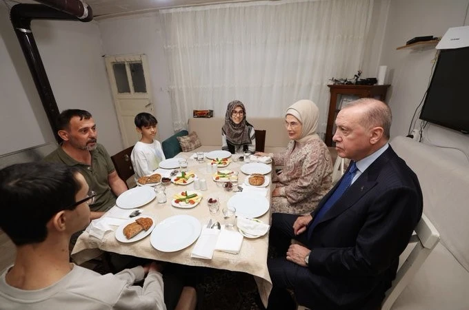 Cumhurbaşkanı Erdoğan, iftarda Kayacık ailesinin misafiri oldu 