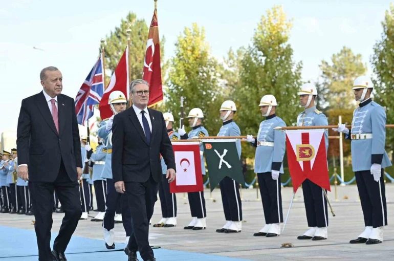 Cumhurbaşkanı Erdoğan İngiltere Başbakanı Starmer’i resmi törenle karşıladı 