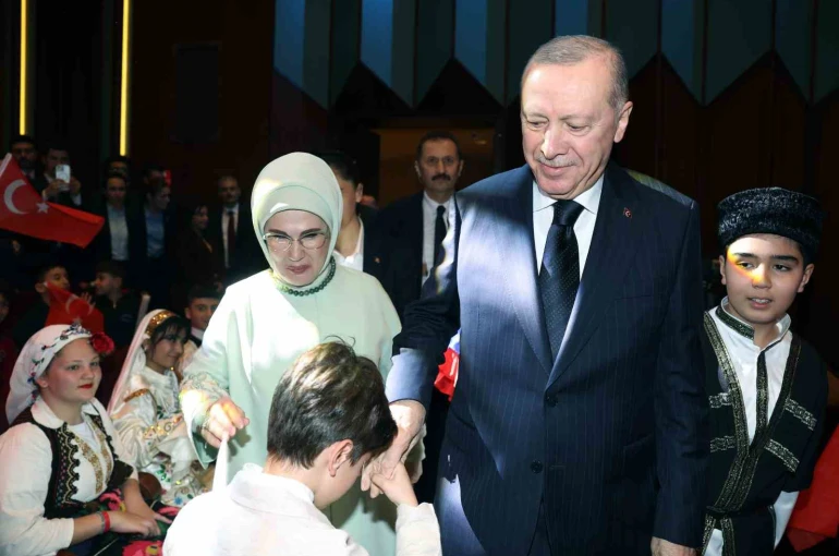 Cumhurbaşkanı Erdoğan: "İnsanlık zincirinin ebediyet halkası olan siz çocuklarımız geleceğimizi şekillendireceksiniz" 