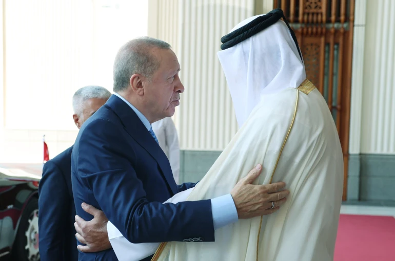 Cumhurbaşkanı Erdoğan, Katar'da resmi törenle karşılandı