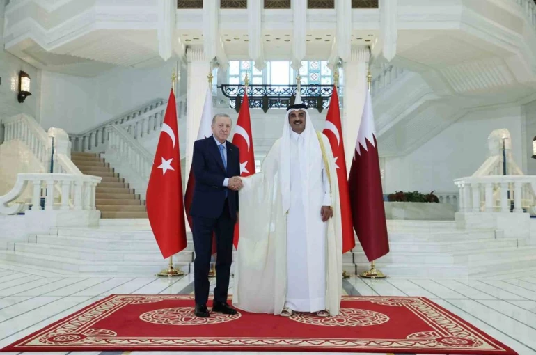 Cumhurbaşkanı Erdoğan, Katar’da resmi törenle karşılandı 