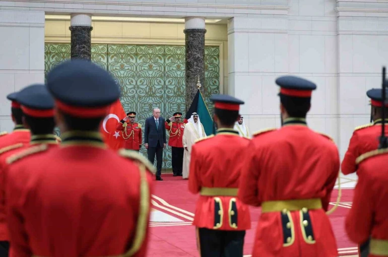 Cumhurbaşkanı Erdoğan, Kuveyt’te resmi törenle karşılandı 