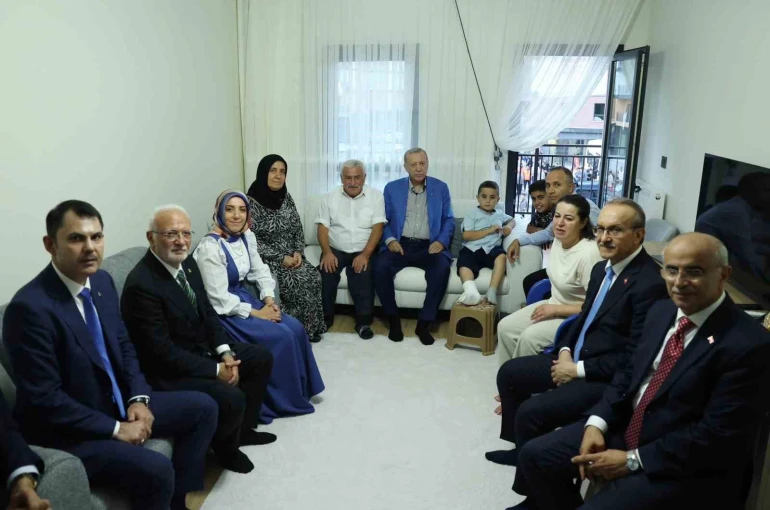 Cumhurbaşkanı Erdoğan, Malatya’da depremzede bir aileyi ziyaret etti 