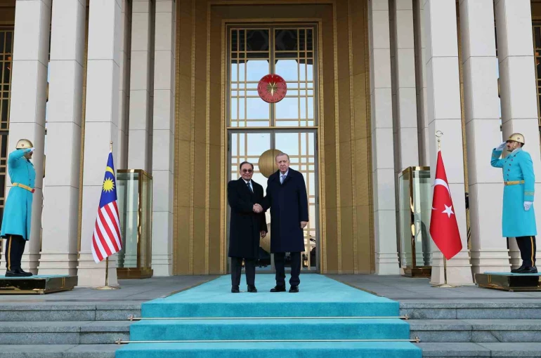 Cumhurbaşkanı Erdoğan, Malezya Başbakanı Enver İbrahim’i törenle karşıladı 