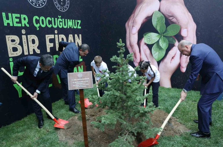 Cumhurbaşkanı Erdoğan, öğrencilerle fidan dikti 