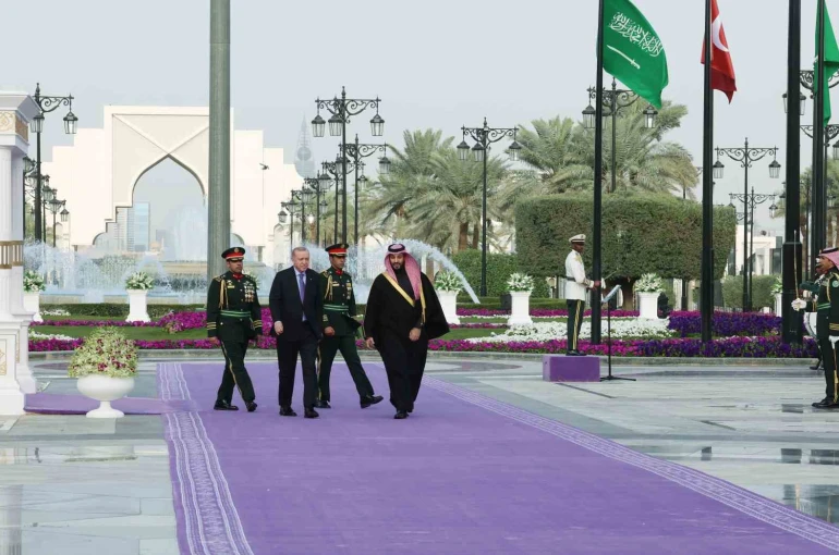 Cumhurbaşkanı Erdoğan, Suudi Arabistan’da resmi törenle karşılandı 