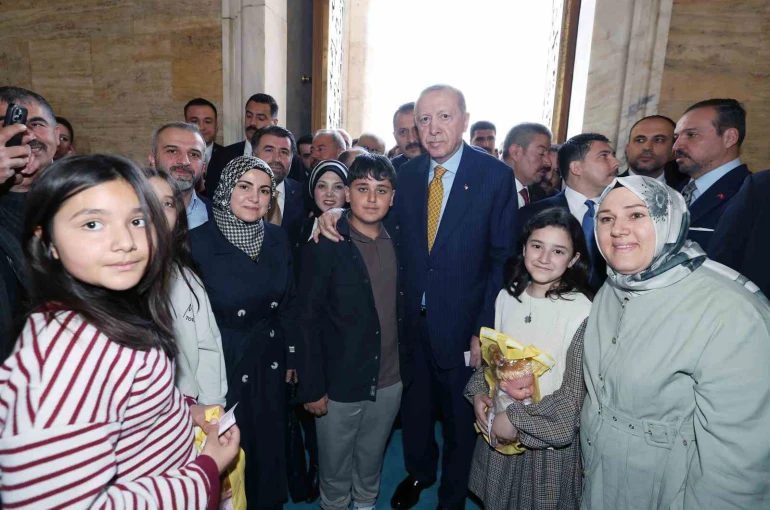 Cumhurbaşkanı Erdoğan: "Türkiye Cumhuriyeti Devleti sıradan bir devlet değildir. Hiçbir güç Türkiye ve Türkiye Cumhurbaşkanı’na parmak sallayamaz" 