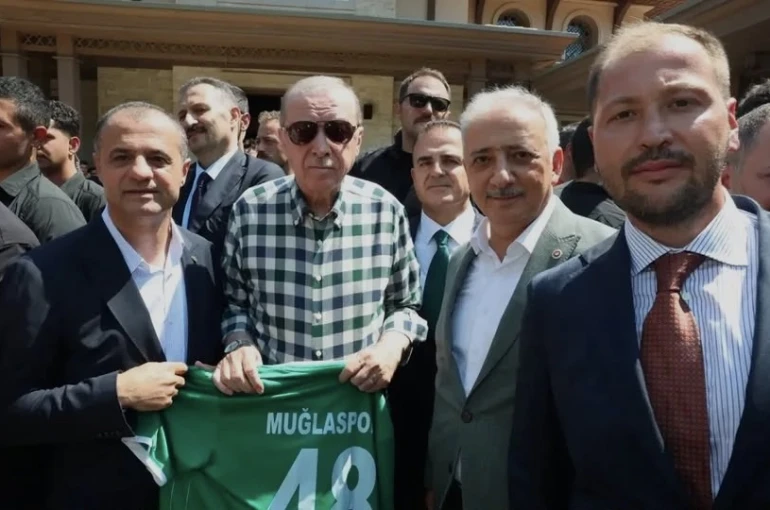 Cumhurbaşkanı Erdoğan’a Muğlaspor forması takdim edildi 