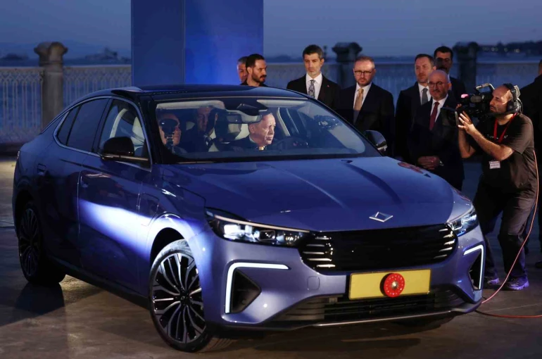 Cumhurbaşkanı Erdoğan’a, TOGG’un yeni modeli T10F hediye edildi 