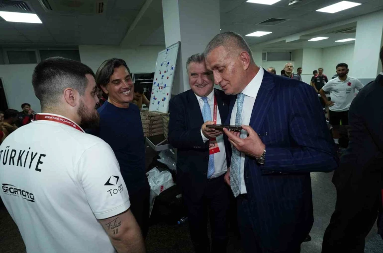 Cumhurbaşkanı Erdoğan’dan A Milli Futbol Takımı’na tebrik telefonu 