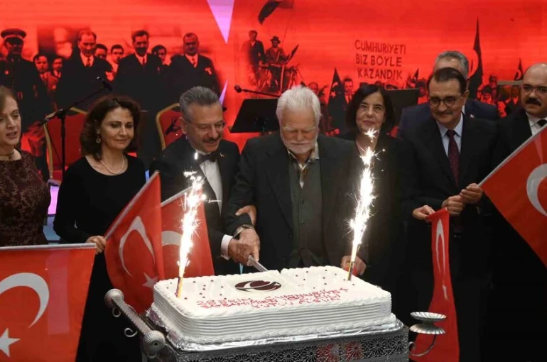 Cumhuriyet ile yaşıt 102 yaşındaki Ali amca bayramını protokolde kutladı 