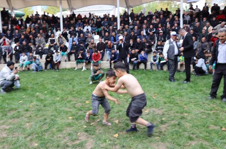 Cumhuriyet ile yaşıt karakucak güreşleri 