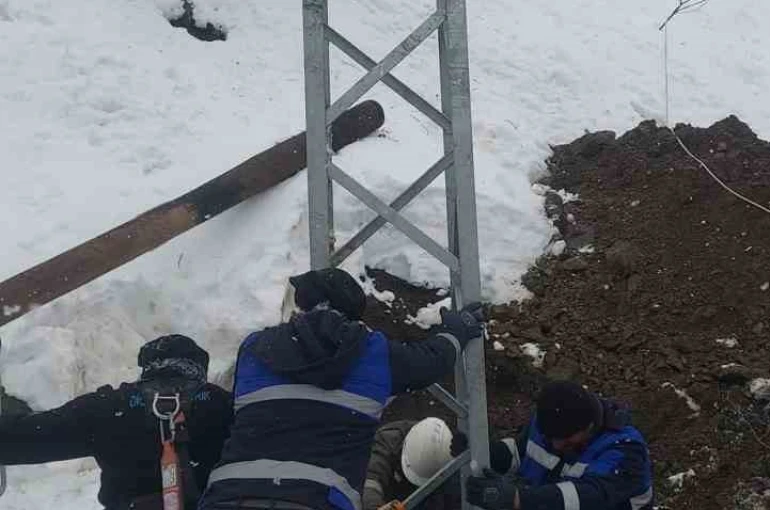 Çüngüş’te devrilen elektrik direkleri onarıldı