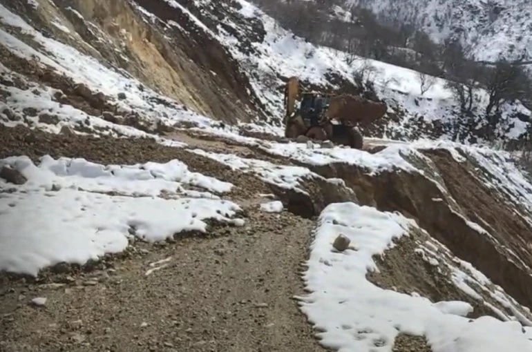 Çüngüş’te heyelan sonucu kapanan yol ulaşıma açıldı 