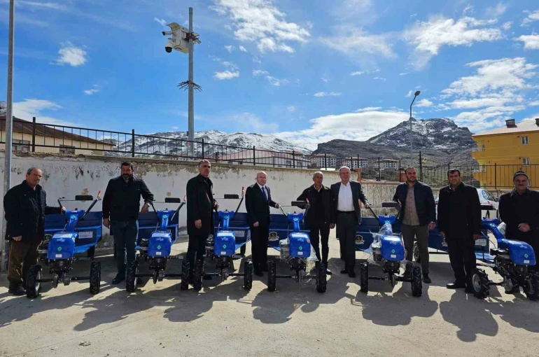 Çüngüş’te üreticilere tarım aletleri dağıtıldı 