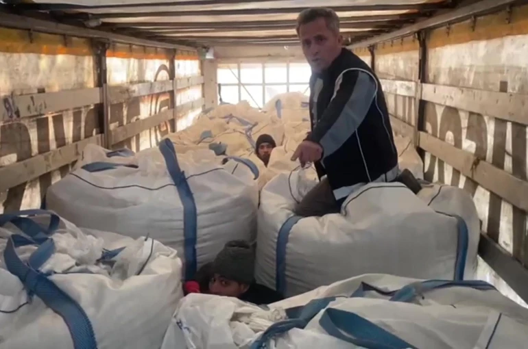 Çuvalların arasındaki 13 kaçak göçmen yakalandı