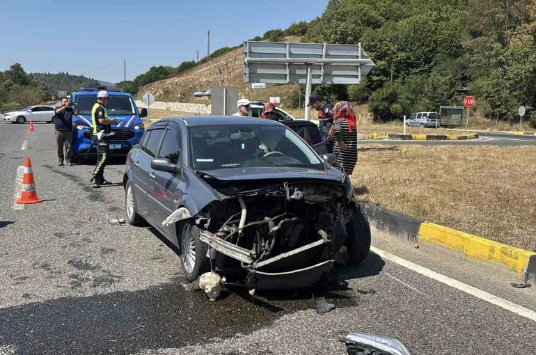 D-100’de iki otomobil kafa kafaya çarpıştı 