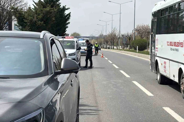 D-100’de karşıya geçmek isterken cipin çarptığı yaşlı adam ağır yaralandı 