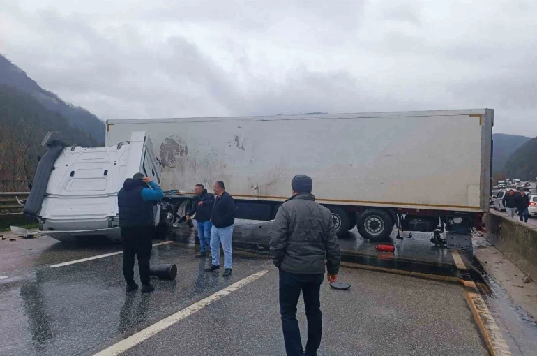 D-650 yolunda trafiği durduran kaza 