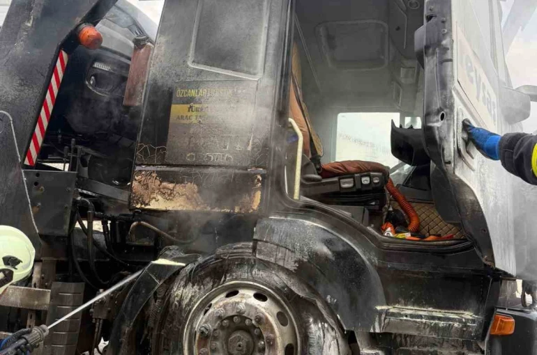 D100 çekicide çıkan yangını itfaiye söndürdü 