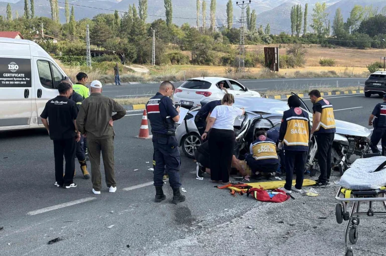 D100’de otomobil su kanalına çarptı: 2 ölü, 4 yaralı 