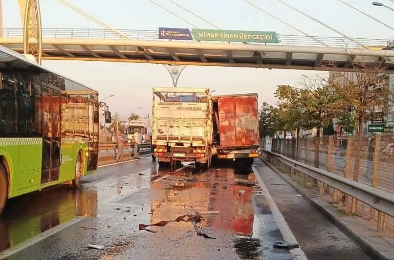 D100’de tıra çarpan kamyonun kupası ezildi: Sürücü sıkıştı