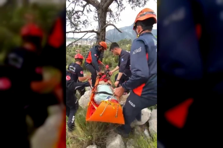 Dağa tırmandığı sırada düşerek yaralanan kişiyi ekipler kurtardı 