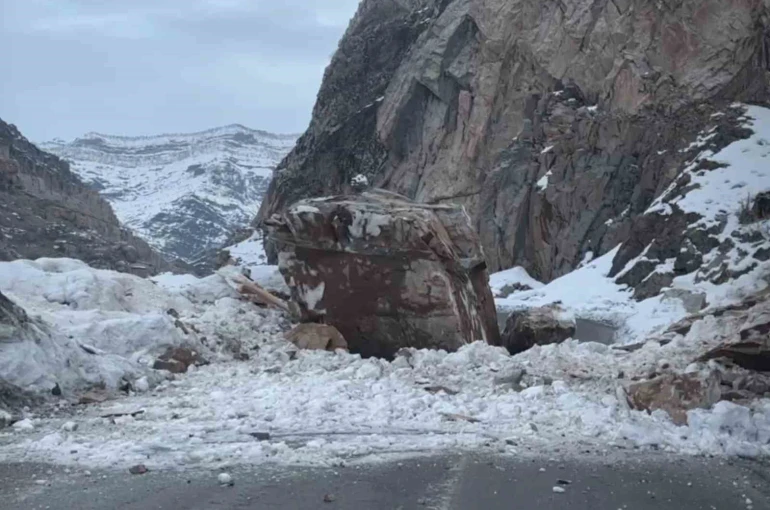 Dağdan kopan dev kaya yolu ulaşıma kapattı 