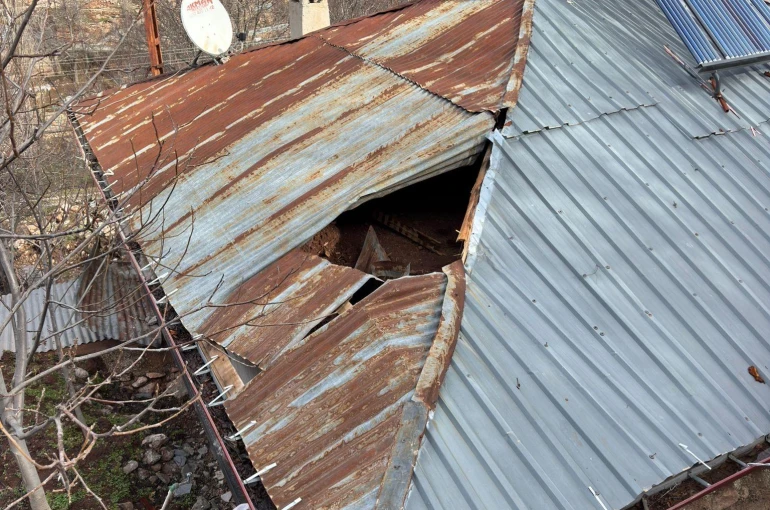 Dağdan kopan kaya parçası evin çatısına düştü