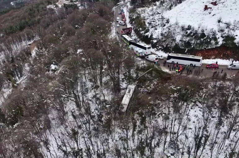 Dağın zirvesinden inerken şarampole uçan otobüste 22 kişi yaralandı