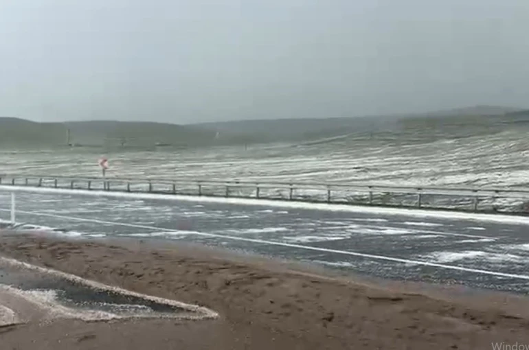 Dağlar beyaza büründü, yol ulaşıma kapandı 