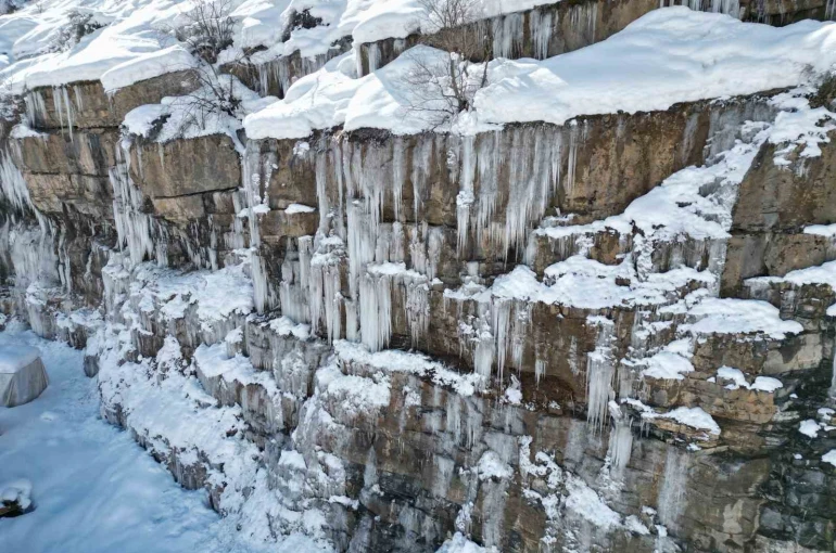 Dağlarda buzdan şelale oluştu 