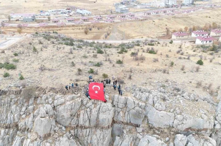 Dağların zirvesinde gençlik buluşması 