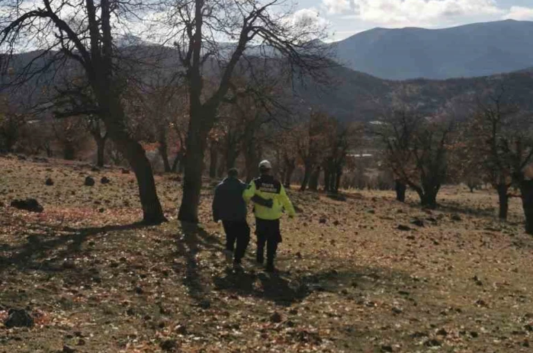 Dağlık alanda kaybolan genci jandarma buldu 