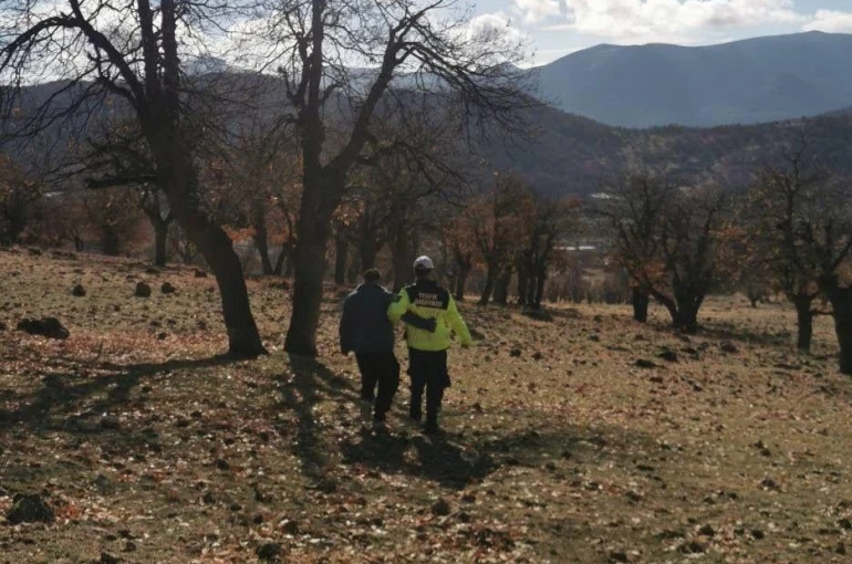 Dağlık alanda kaybolan genci jandarma buldu