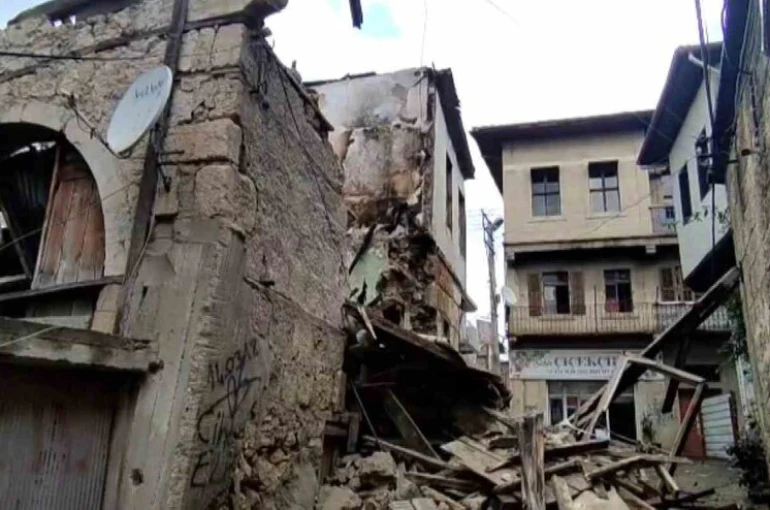 Daha önce yangında zarar gören eski bina yağışlı havada çöktü 