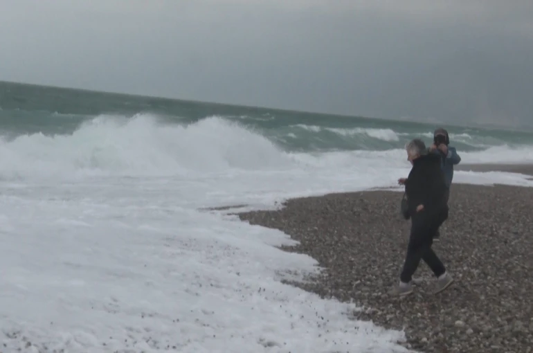 Dalgadan kaçtılar, fotoğraf çektirdiler