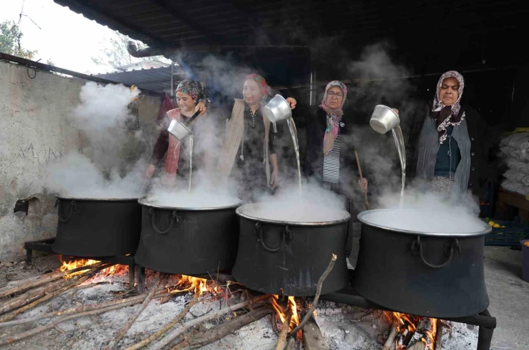 Dalında 5 TL olan turunç, kadınların elinde kara kazanda değer kazandı 