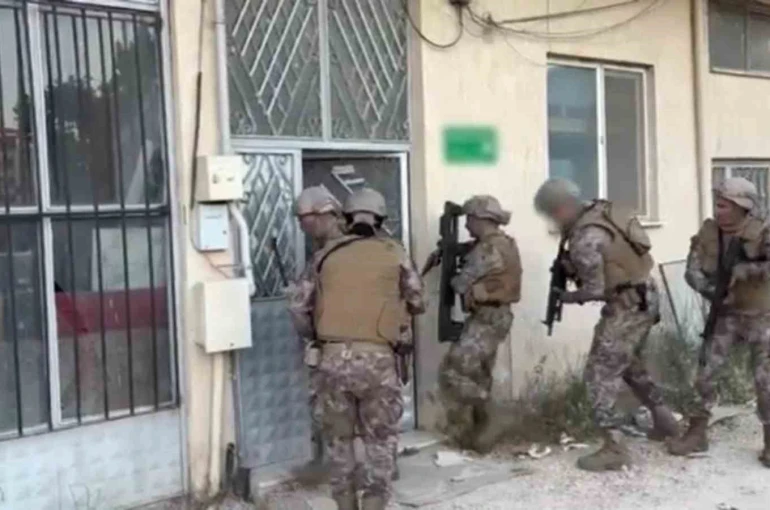 Daltonların adını kullanan örgüte büyük darbe...Evi böyle kurşunlayıp kaydettiler, polis çok geçmeden çökertti... 