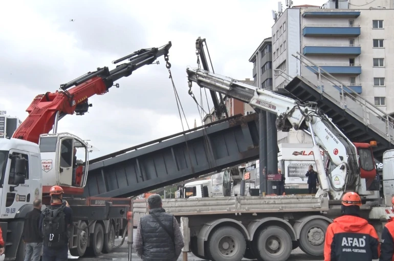 Damperi açık kamyon faciaya neden oldu: Üst geçit çöktü, 3 yaralı 