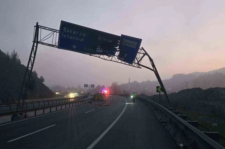 Damperi açılan tır trafik levhasına çarptı: 1 yaralı 