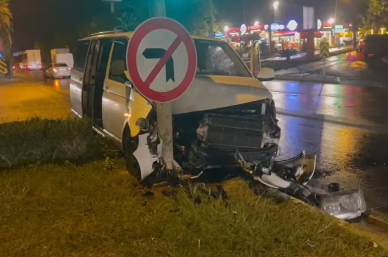 Danimarkalı aile, tur minibüslerinin kazasında hafif yaralandı