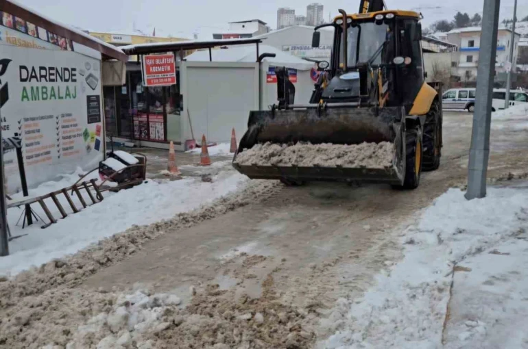 Darende Belediyesi karla mücadelede 7/24 sahada 