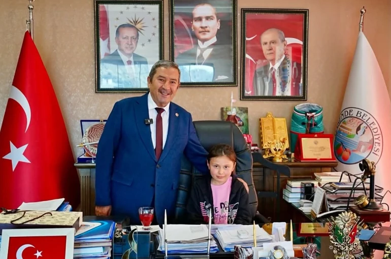 Darende Belediyesi’nde 23 Nisan’da makam çocuklara emanet edildi