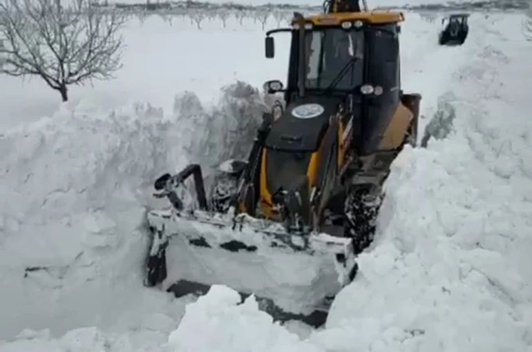 Darende Belediyesi’nden karla mücadelede yoğun mesai